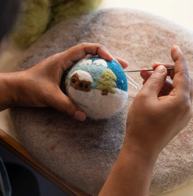 Boule de Noël en feutrine de laine Le Chalet - Sjaal met Verhaal