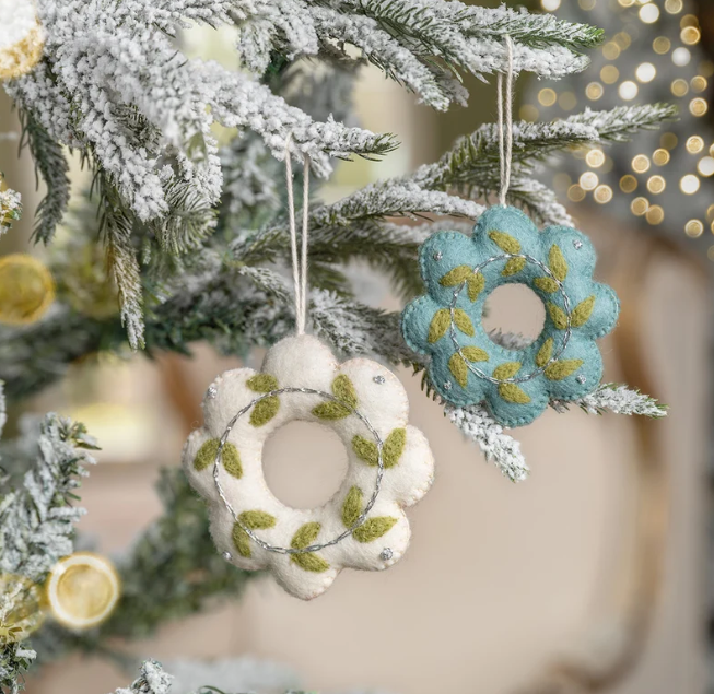 Suspension de Noël en feutrine de laine Winterwonderland Couronne Blanc