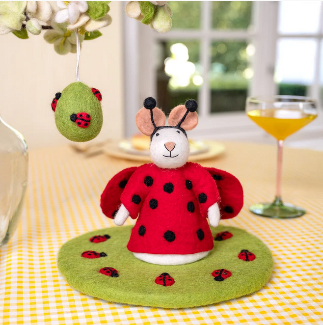 Suspension en feutrine de laine Oeuf avec petites coccinelles