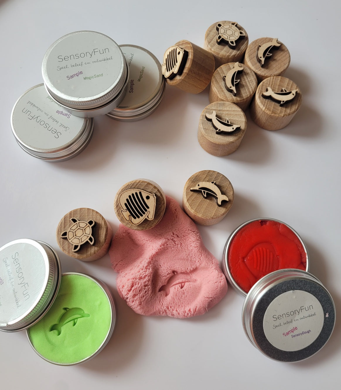 Cadeau offert - 1 Petit pot de Sable magique + 1 Pâte à modeler + 1 tampon en bois