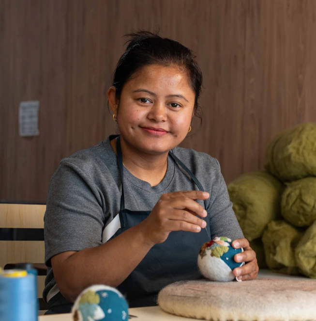 Boule de Noël en feutrine de laine Souris sur Skis- Sjaal met Verhaal