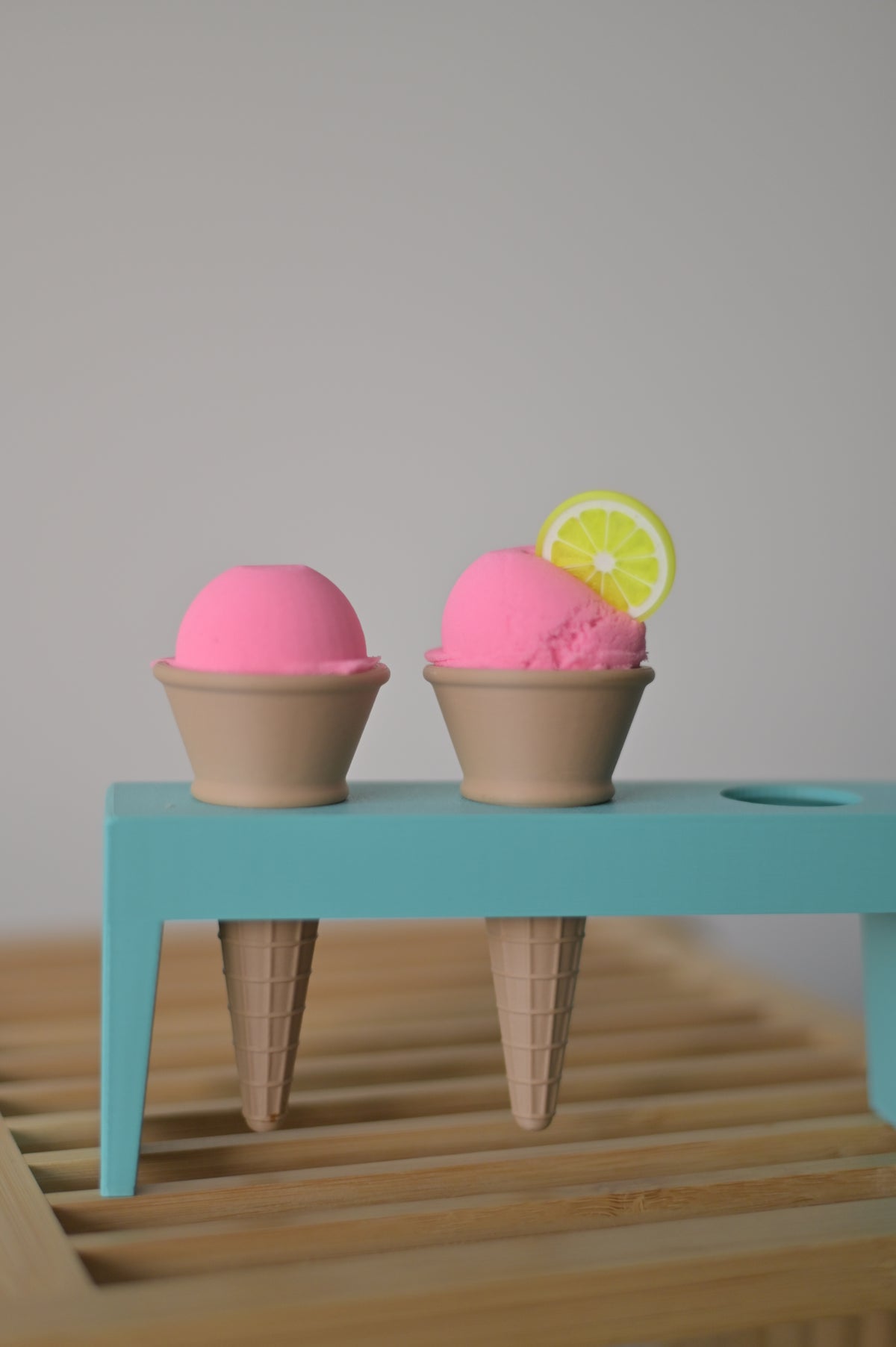 Kiddi Support à glace pour jeu sensoriel - 3 trous - Divers coloris