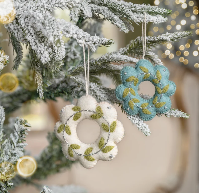 Suspension de Noël en feutrine de laine Winterwonderland Couronne Bleu glace