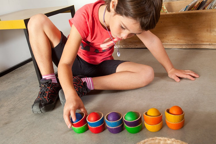 12 Bols et 6 Boules en bois coloré Grapat