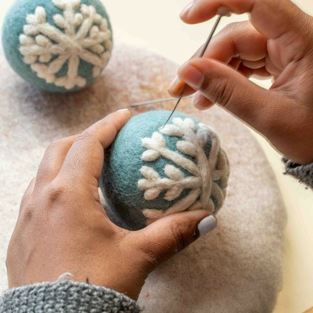 Boule de Noël en feutrine de laine Bleu glace flocon de neige