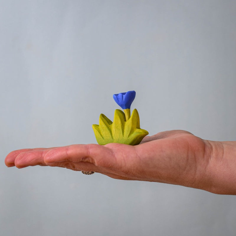 BumbuToys Petite Herbe à fleur bleue en bois