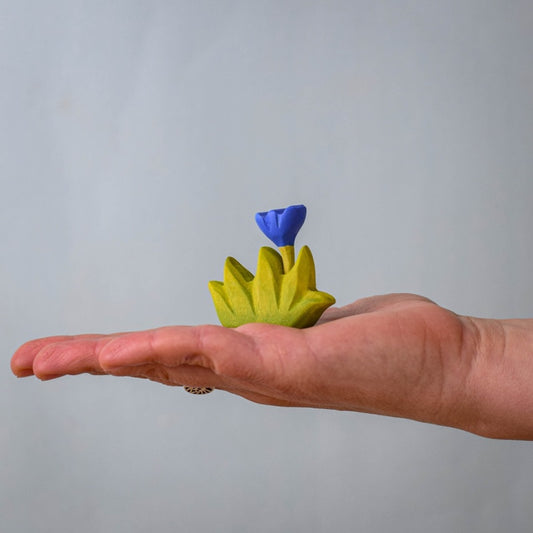 BumbuToys Petite Herbe à fleur bleue en bois
