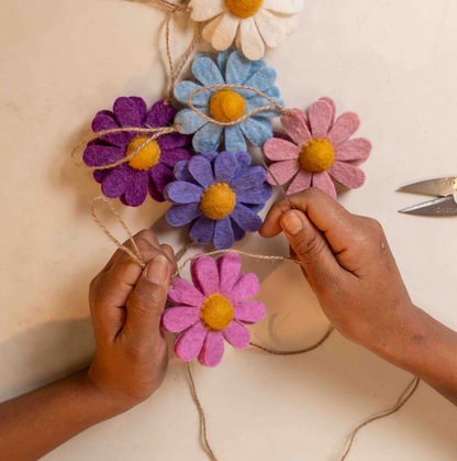 Guirlande de décoration en feutrine de laine Marguerites Violettes