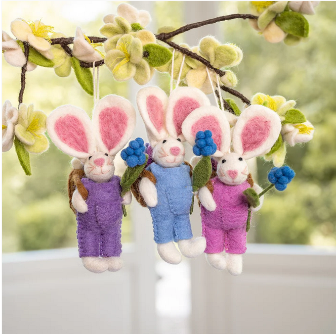 Suspension en feutrine de laine Lapin avec Panier