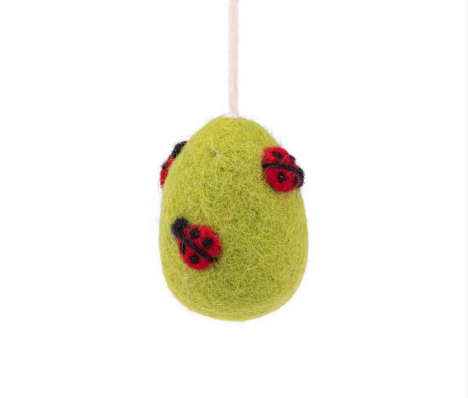 Suspension en feutrine de laine Oeuf avec petites coccinelles
