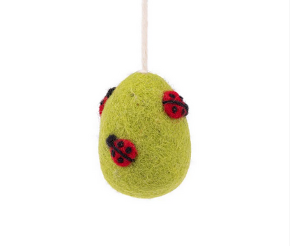 Suspension en feutrine de laine Oeuf avec petites coccinelles