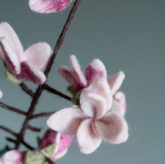 Sjaal met Verhaal Branche de Fleurs de Magnolia en feutrine de laine