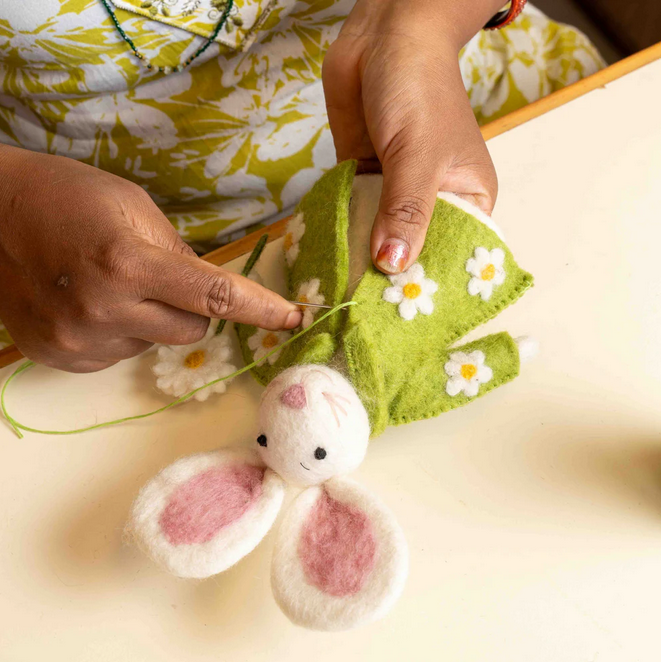 Sjaal met Verhaal Lapin Vert de décoration avec Marguerite en feutrine de laine