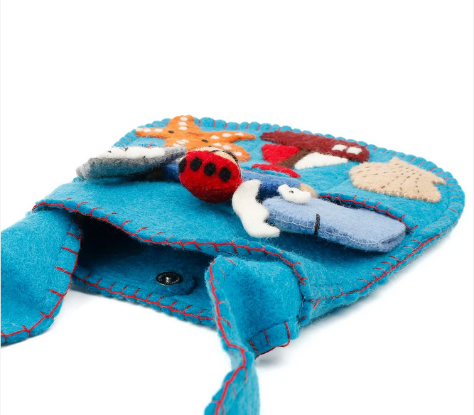 Sjaal met Verhaal Sac en feutrine de laine avec marionnettes à doigts – Dans la Mer