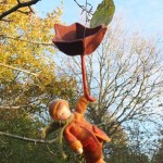 Bonhomme dans la tempête d'automne