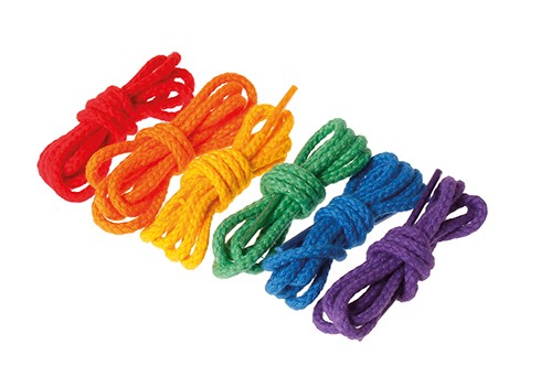 Fils colorés pour activité enfilage perles GRIMMS