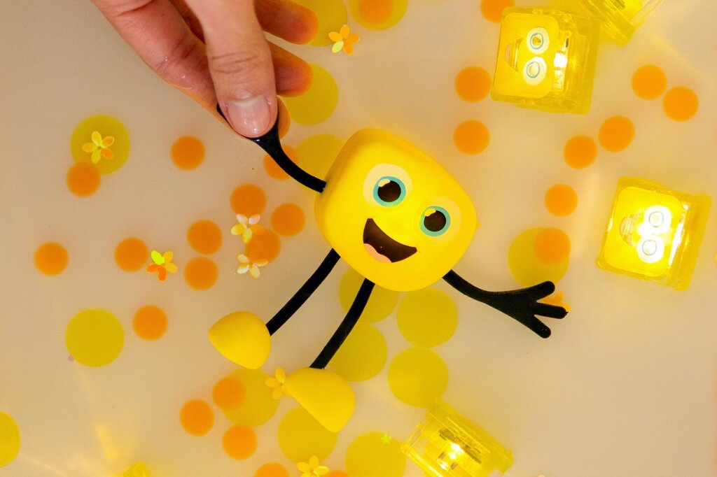 Glo Pals Personnage Alex Jaune + 2 cubes lumineux