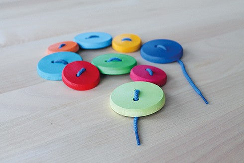 Jeu à enfiler gros boutons en bois arc-en-ciel Grimm's