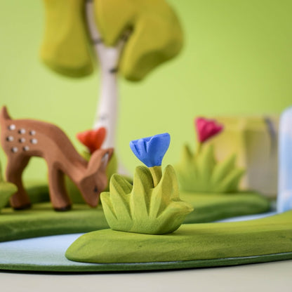 BumbuToys Petite Herbe à fleur bleue en bois