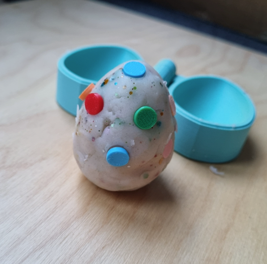 Kiddi Moule pour sable magique  et pâte à modeler - Faire un Oeuf de Pâques