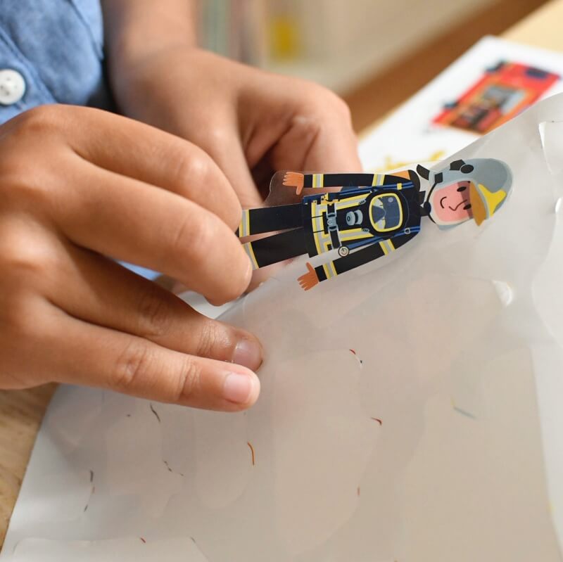 Poppik Mini poster Les Pompiers + 22 autocollants repositionnables 3-8 ans