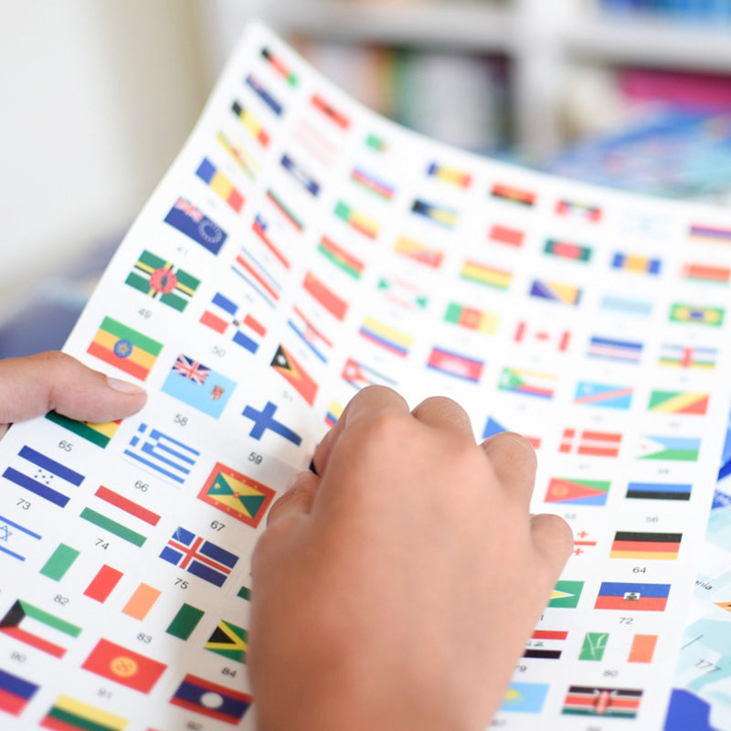 Poster géant + 200 stickers Drapeaux du monde Poppik
