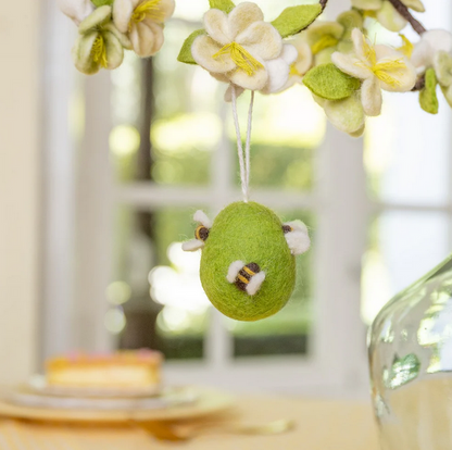 Suspension en feutrine de laine Oeuf avec petites abeilles