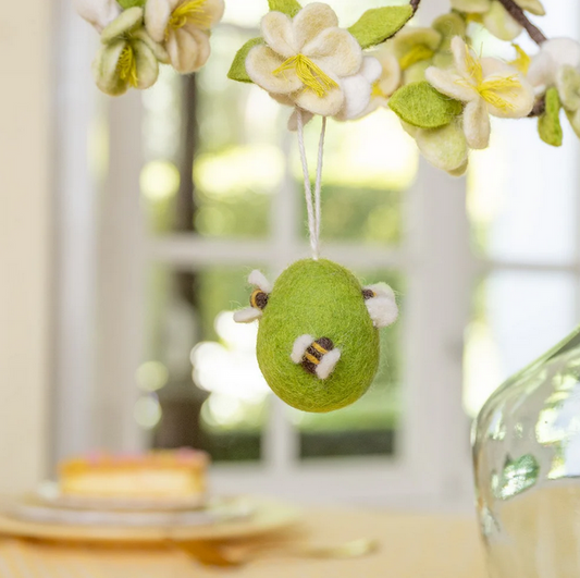 Suspension en feutrine de laine Oeuf avec petites abeilles