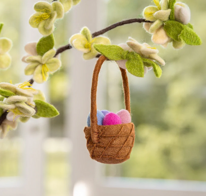 Suspension en feutrine de laine Panier avec oeufs de Pâques