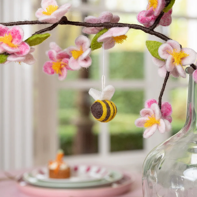 Suspension en feutrine de laine Abeille