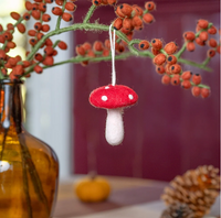 Suspension en feutrine de laine Champignon Rouge