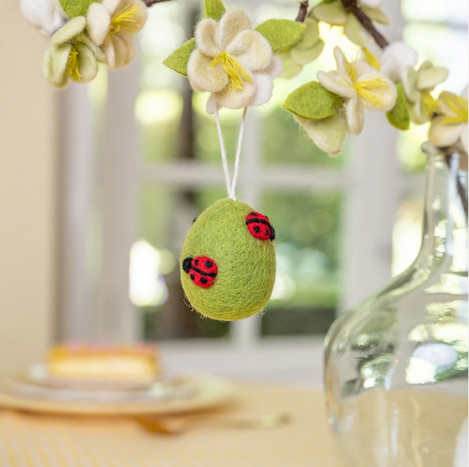 Suspension en feutrine de laine Oeuf avec petites coccinelles