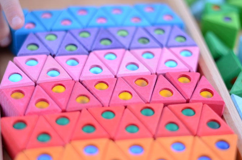 Triangles en bois colorés avec pierres brillantes 100 pièces